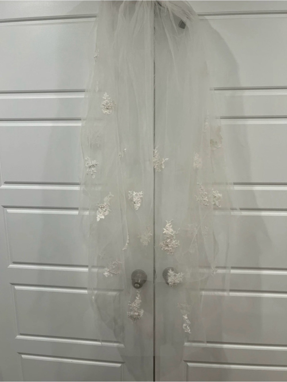 Ivory Floral Appliqué Bridal Veil - Elegant Wedding Hair Accessory